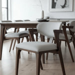 obin Sandalye masif kayın gövde detayı; doğal ahşap budak yapısı ve Naturel cila dokusu yakın çekim.