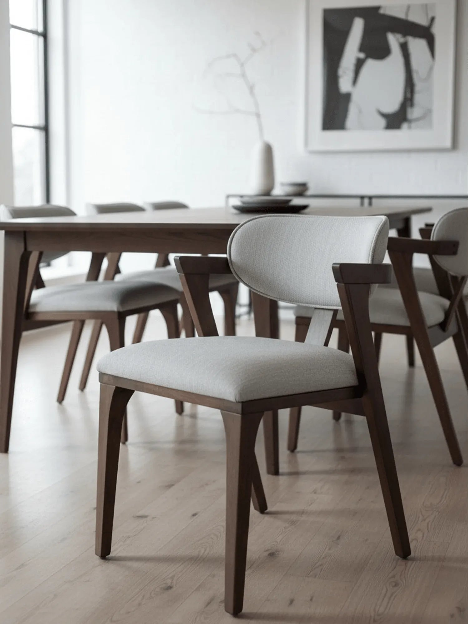 obin Sandalye masif kayın gövde detayı; doğal ahşap budak yapısı ve Naturel cila dokusu yakın çekim.