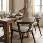 Gri keten kumaş ve Ceviz cila gövdeli Bobin Ahşap Sandalye varyasyonu; özelleştirilebilir tasarım özgürlüğü.