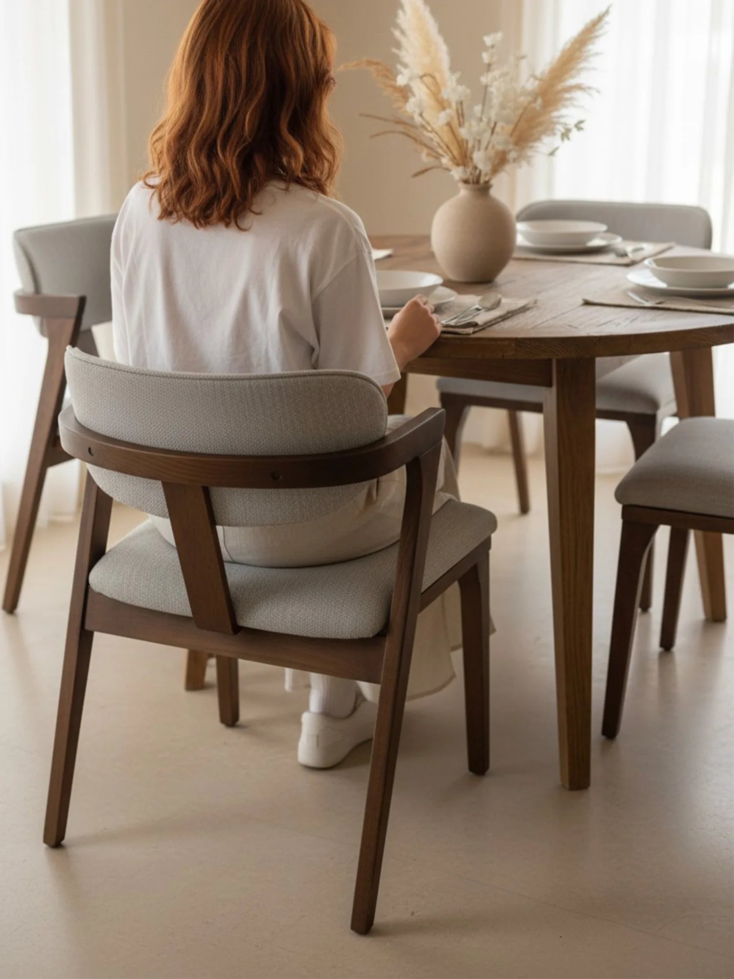 Bir kafede Bobin Modern Sandalyeler; ticari alanlar için dayanıklı masif yapı ve şık dekorasyon çözümü.