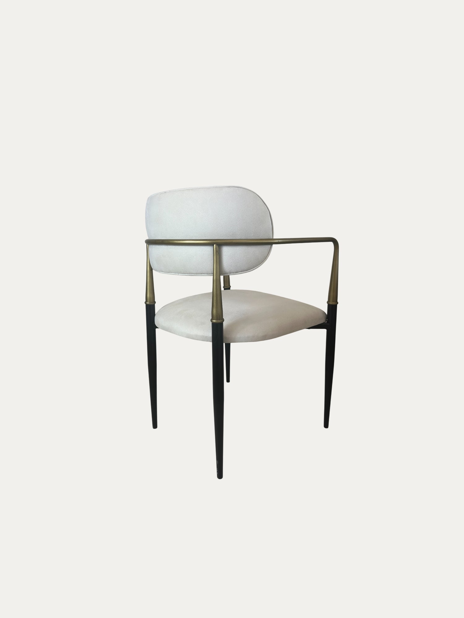 Elegance model, metal ayaklara ve yuvarlak hatlı döşemeli sırt tasarımına sahip sandalyenin arka çaprazdan görünümü.
