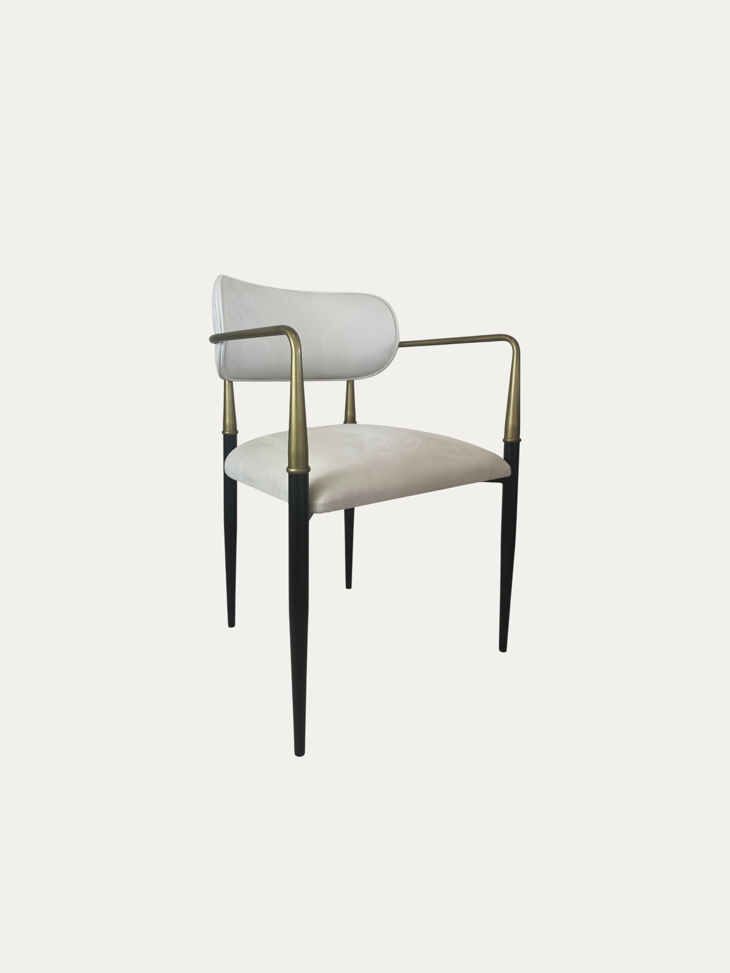 Elegance model, ince metal ayaklara ve zarif döşemeli sırt tasarımına sahip sandalyenin önden çapraz görünümü.
