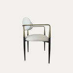 Elegance model, ince metal ayakları ve döşemeli oturma-sırt yapısıyla modern bir stile sahip sandalyenin yandan görünümü.
