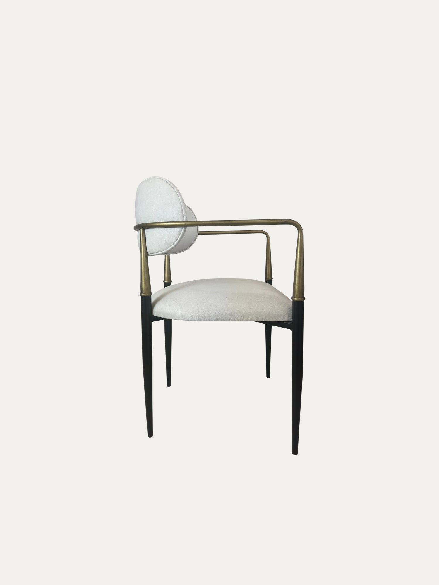 Elegance model, ince metal ayakları ve döşemeli oturma-sırt yapısıyla modern bir stile sahip sandalyenin yandan görünümü.
