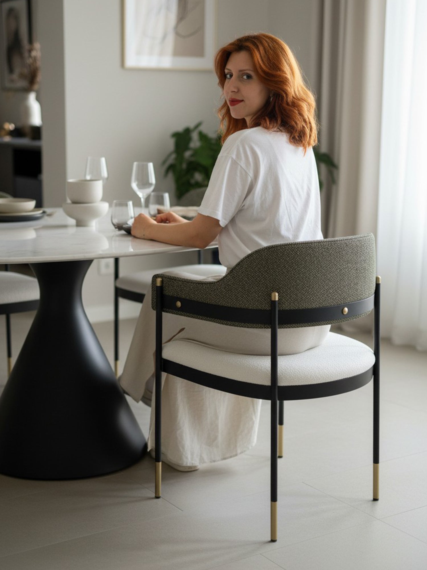 Elmor döşemeli metal sandalye, modern iç mekânda sade çizgileri ve pirinç detaylarıyla şık bir uyum yakalıyor.
