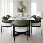 Elmor döşemeli metal sandalye, modern yemek alanlarında zarif hatları ve pirinç detaylarıyla sofistike bir atmosfer oluşturuyor.
