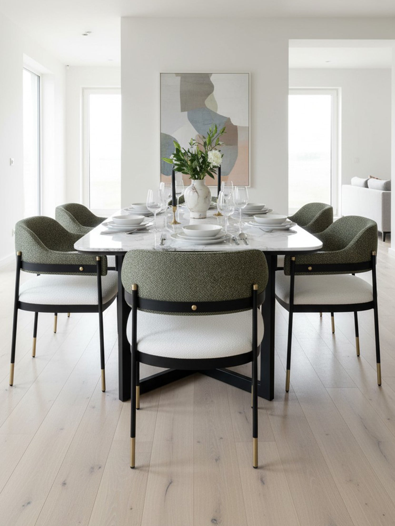 Elmor döşemeli metal sandalye, modern yemek alanlarında zarif hatları ve pirinç detaylarıyla sofistike bir atmosfer oluşturuyor.
