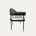 Elmor sırtı döşemeli kollu metal sandalye, koyu gri döşemeli sırtlık ve açık renk oturma minderiyle siyah metal ayaklar üzerinde yandan görünüm.
