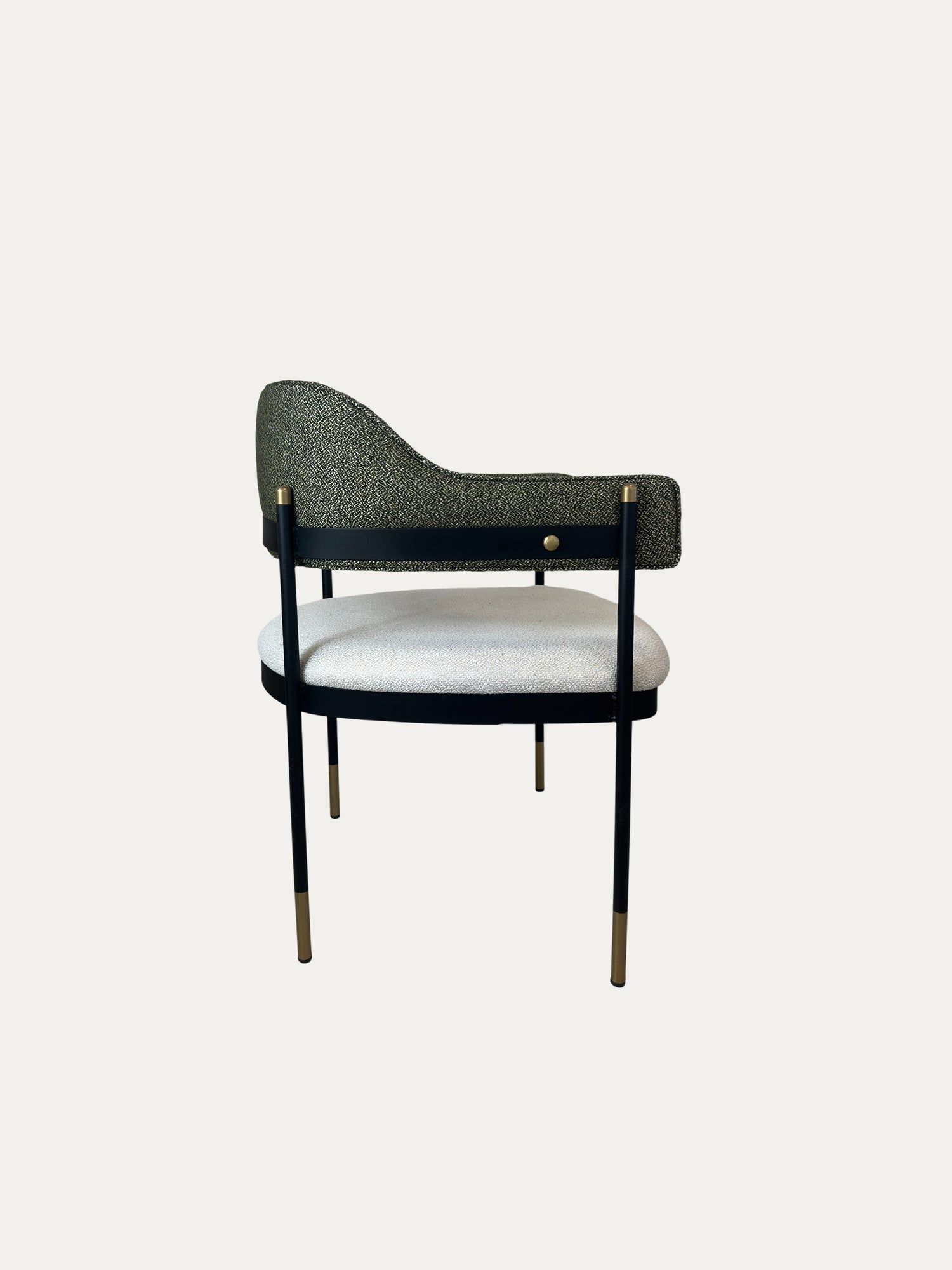 Elmor sırtı döşemeli kollu metal sandalye, koyu gri döşemeli sırtlık ve açık renk oturma minderiyle siyah metal ayaklar üzerinde yandan görünüm.
