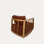 Loop sallanan kollu kaburga ahşap berjer, modern sallanan berjer modeli, beyaz fonda arkadan çapraz açıyla çekilmiş ürün fotoğrafı