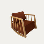 Loop sallanan kollu kaburga ahşap berjer, modern sallanan berjer modeli, beyaz fonda önden çapraz açıyla çekilmiş ürün fotoğrafı
