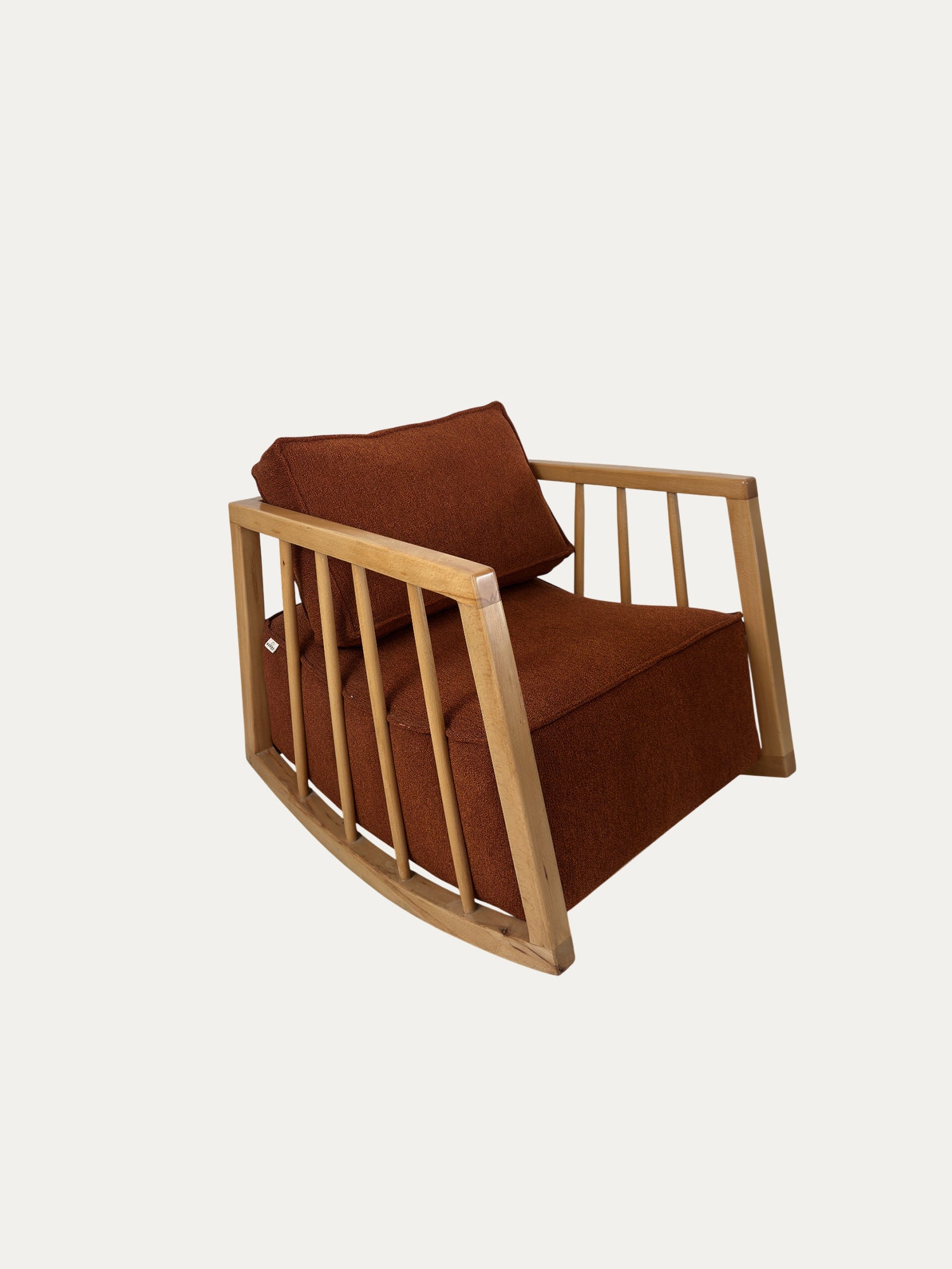 Loop sallanan kollu kaburga ahşap berjer, modern sallanan berjer modeli, beyaz fonda önden çapraz açıyla çekilmiş ürün fotoğrafı
