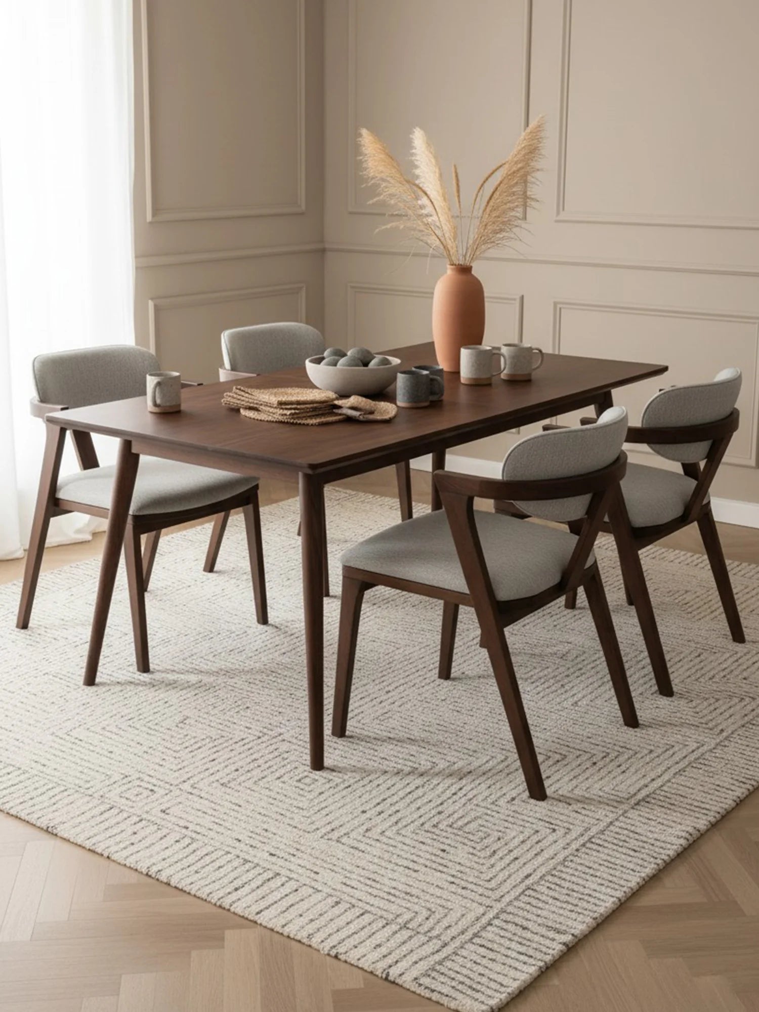 Modern bir yemek odasında Bobin Ahşap Sandalyeler; özel renk seçimiyle masaya tam uyum sağlayan konforlu tasarım.