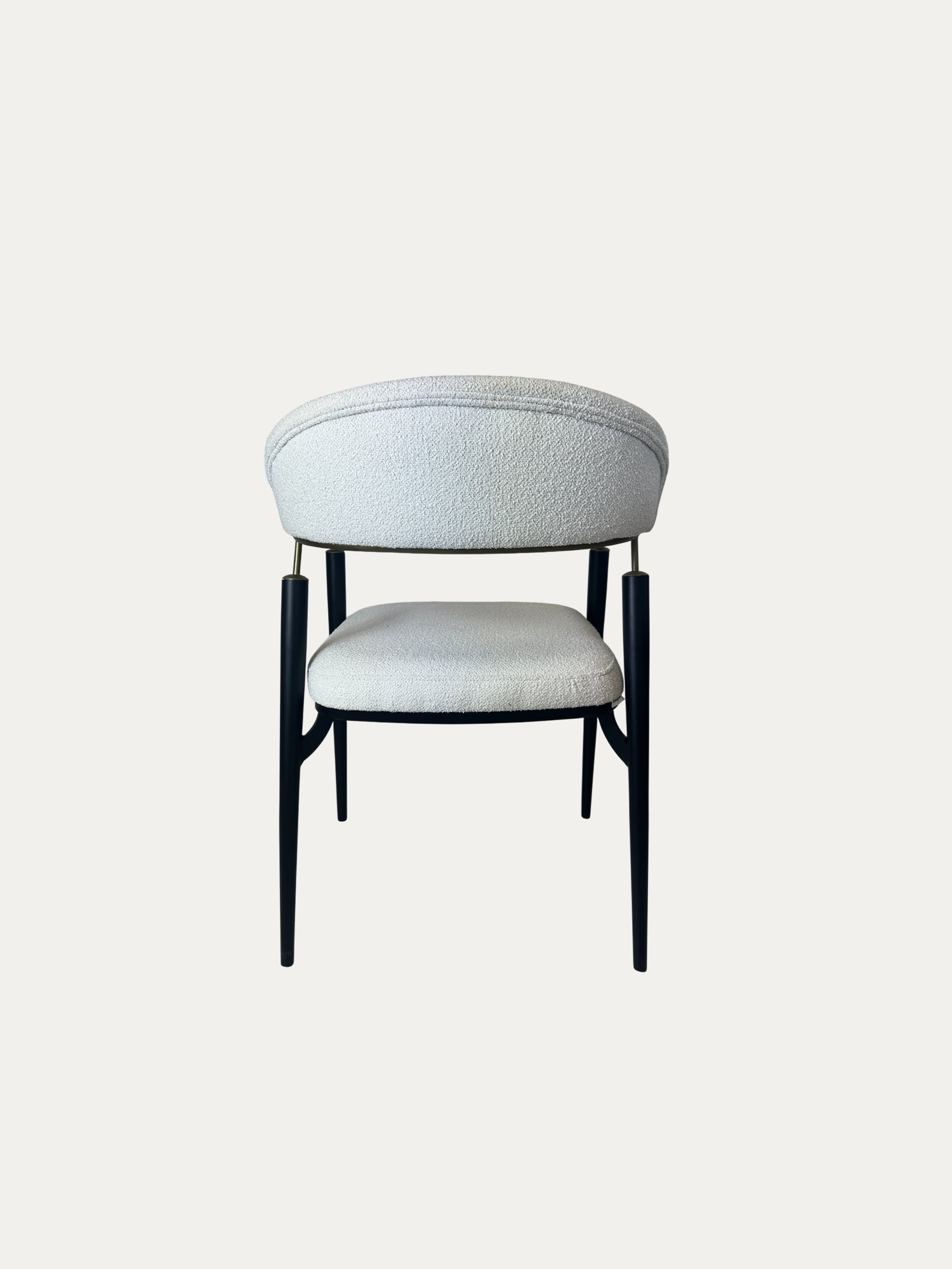 Beyaz döşemeli oturma ve sırt kısmına sahip, ince siyah metal ayaklı modern Quatro metal sandalye – arka görünüm.
