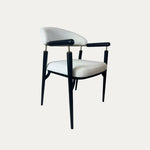 Beyaz döşemeli oturma ve sırt kısmına sahip, ince siyah metal ayaklı ve modern kol tasarım detayları bulunan Quatro metal sandalye – ön çapraz görünüm.
