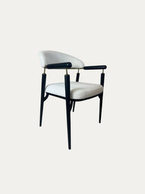 Beyaz döşemeli oturma ve sırt kısmına sahip, ince siyah metal ayaklı ve modern kol tasarım detayları bulunan Quatro metal sandalye – ön çapraz görünüm.
