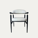 Beyaz döşemeli oturma ve sırt kısmına sahip, siyah ince metal ayaklı ve yuvarlak hatlı kol detaylı modern Quatro metal sandalye – ön görünüm.
