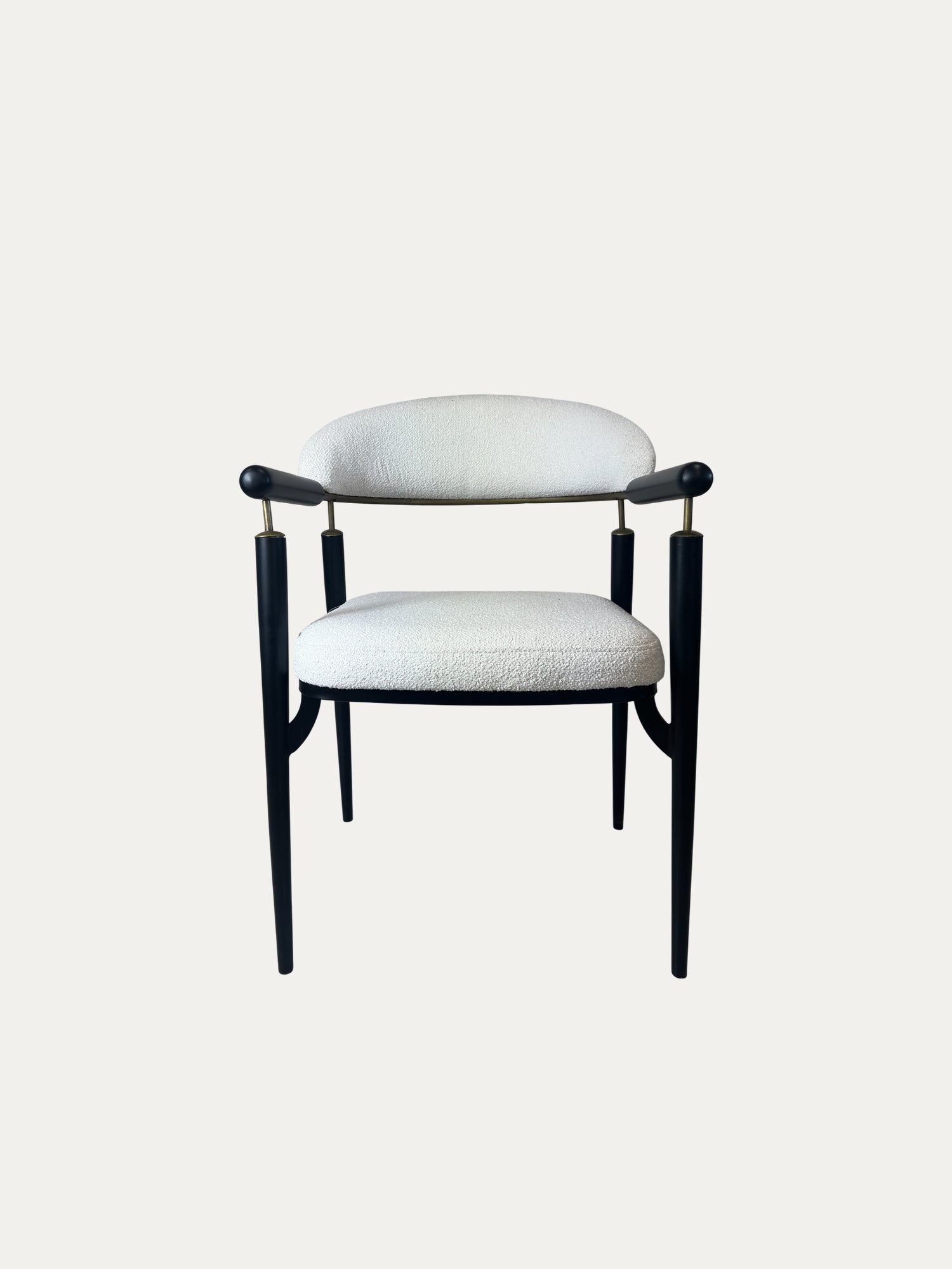 Beyaz döşemeli oturma ve sırt kısmına sahip, siyah ince metal ayaklı ve yuvarlak hatlı kol detaylı modern Quatro metal sandalye – ön görünüm.
