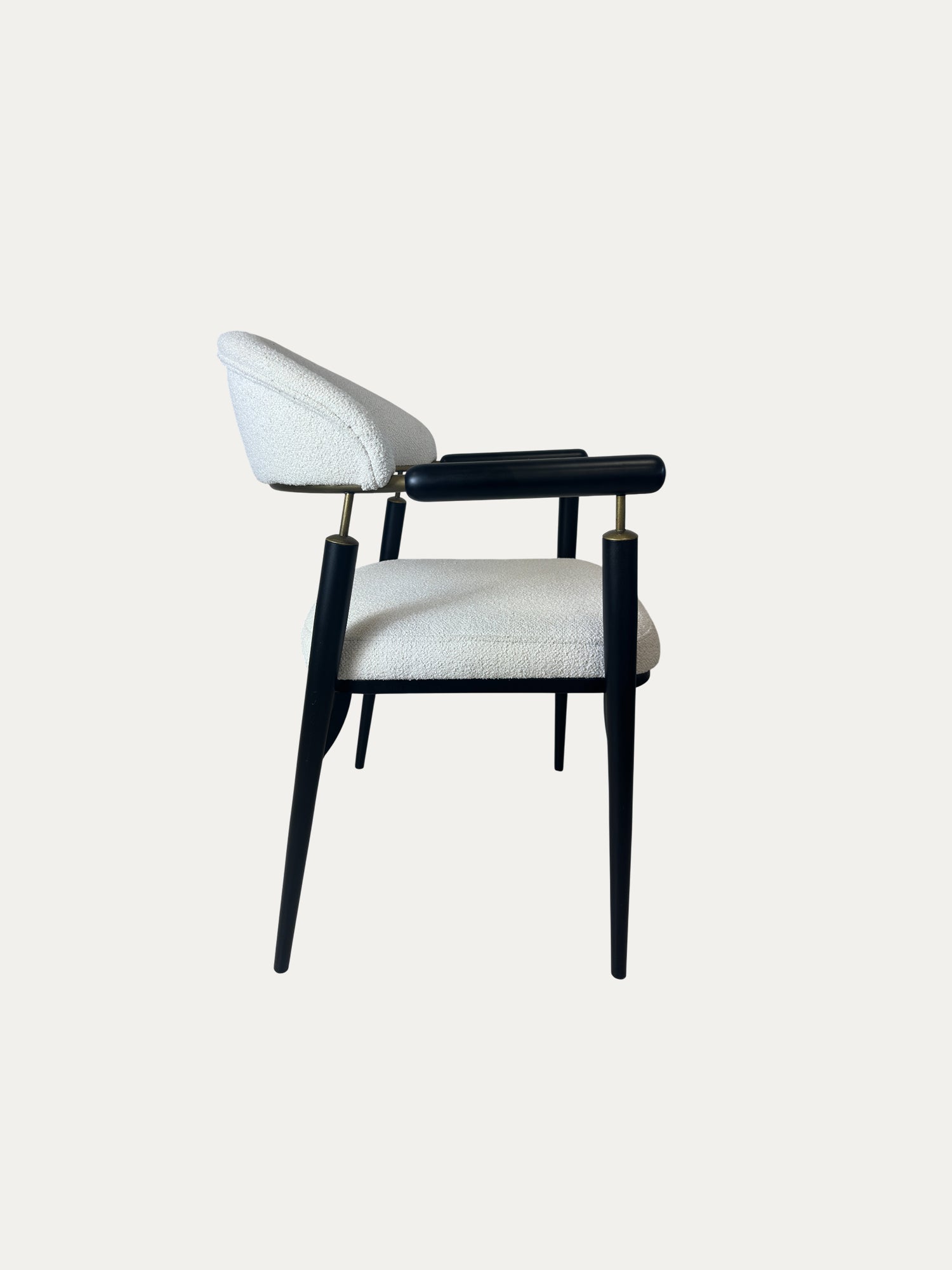 Beyaz döşemeli oturma ve sırt kısmına sahip, ince siyah metal ayaklı ve zarif kol detaylı modern Quatro metal sandalye – yan görünüm.
