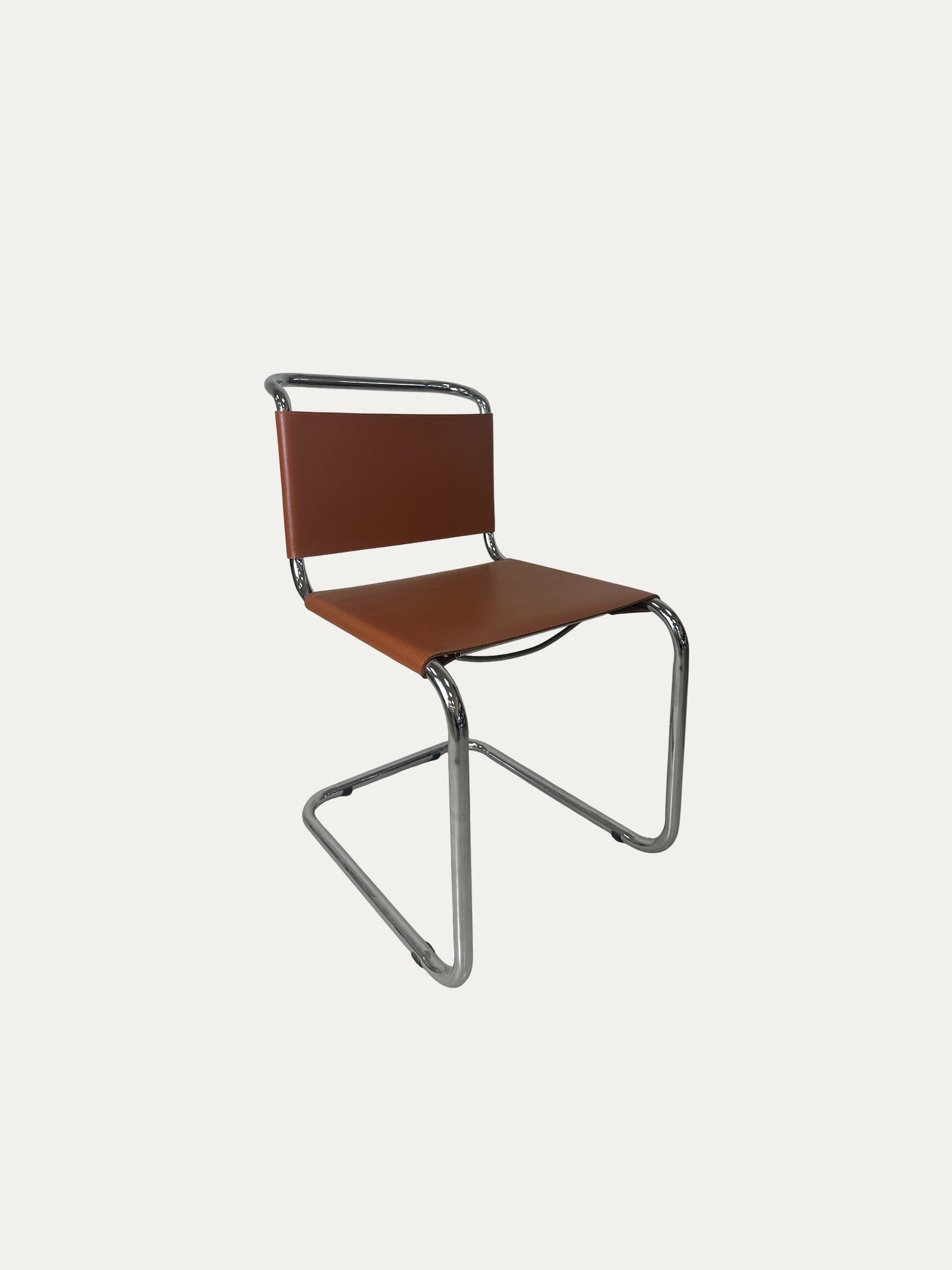 s33 ikonik metal sandalye ön çapraz görünüm krom kaplama metal iskelet kahverengi deri oturum ve sırt cantilever modern tasarım ürün fotoğrafı
