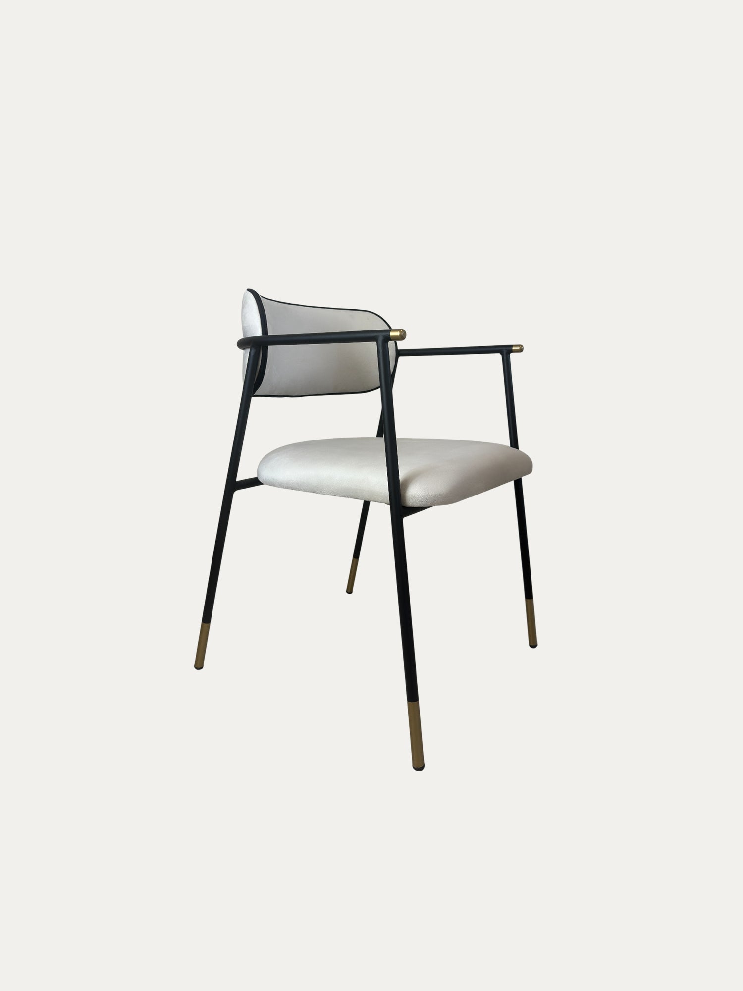 Sorel pirinç detaylı metal sandalye siyah ince metal gövde üzerine açık krem döşemeli oturum ve yuvarlak sırt tasarımıyla ön çapraz görünümde nötr arka plan üzerinde ürün fotoğrafı
