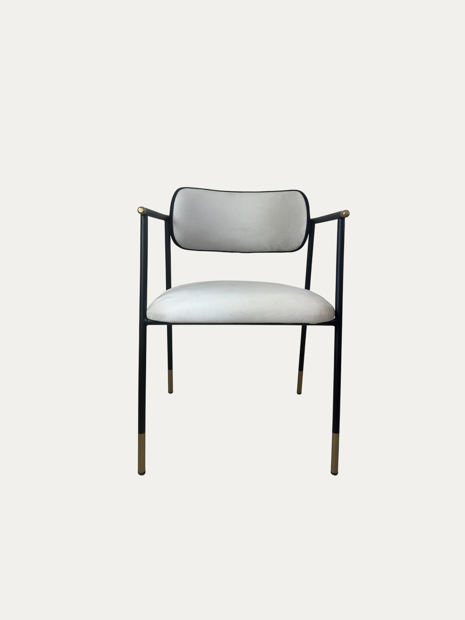 Sorel pirinç detaylı metal sandalye siyah ince metal gövde üzerine açık krem döşemeli oturum ve yuvarlak sırt tasarımıyla ön görünümde nötr arka plan üzerinde ürün fotoğrafı
