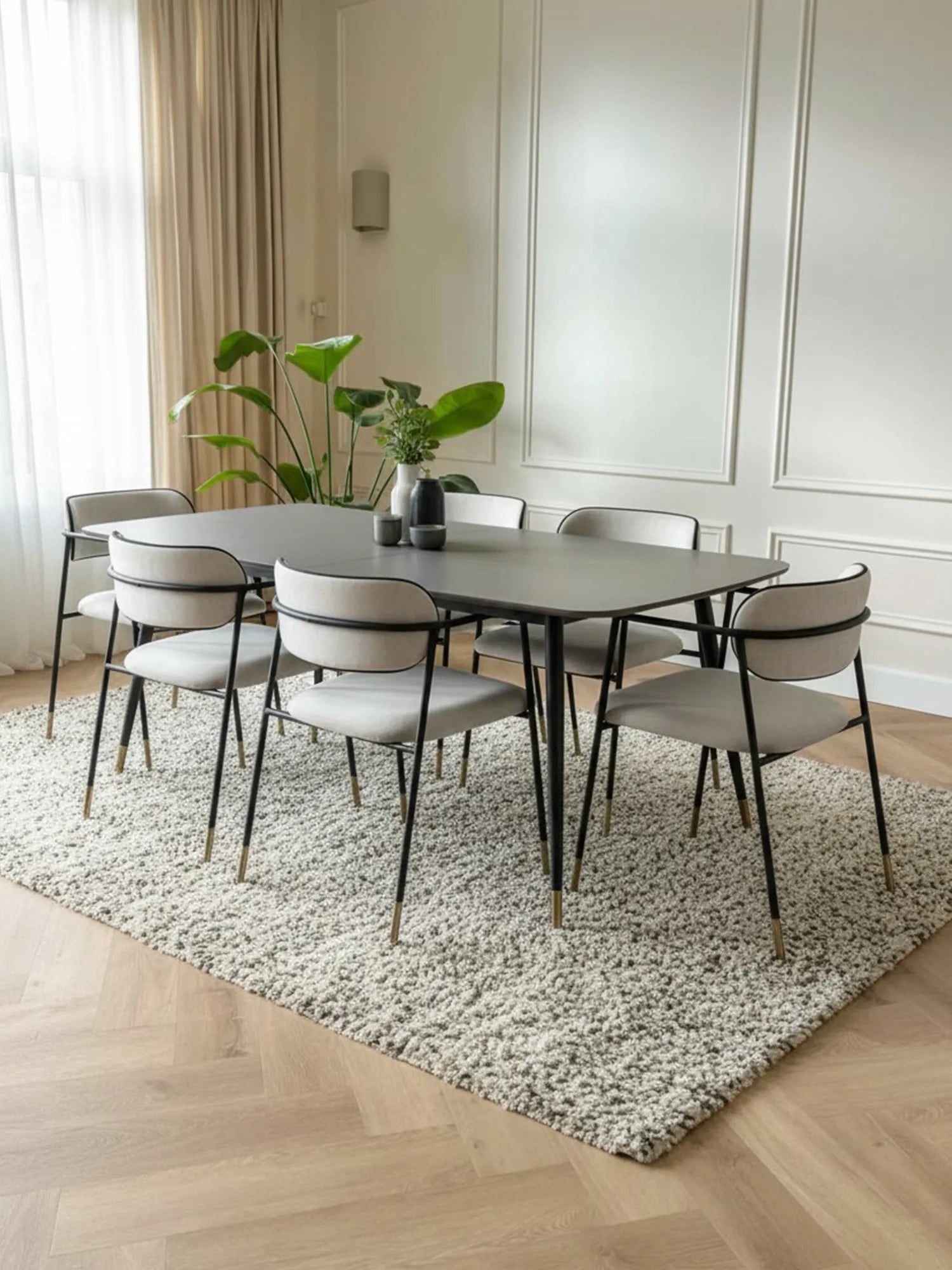 Sorel pirinç detaylı metal sandalye modern metal sandalye modeli ev içi dekoratif ortamda çekilmiş ürün fotoğrafı
