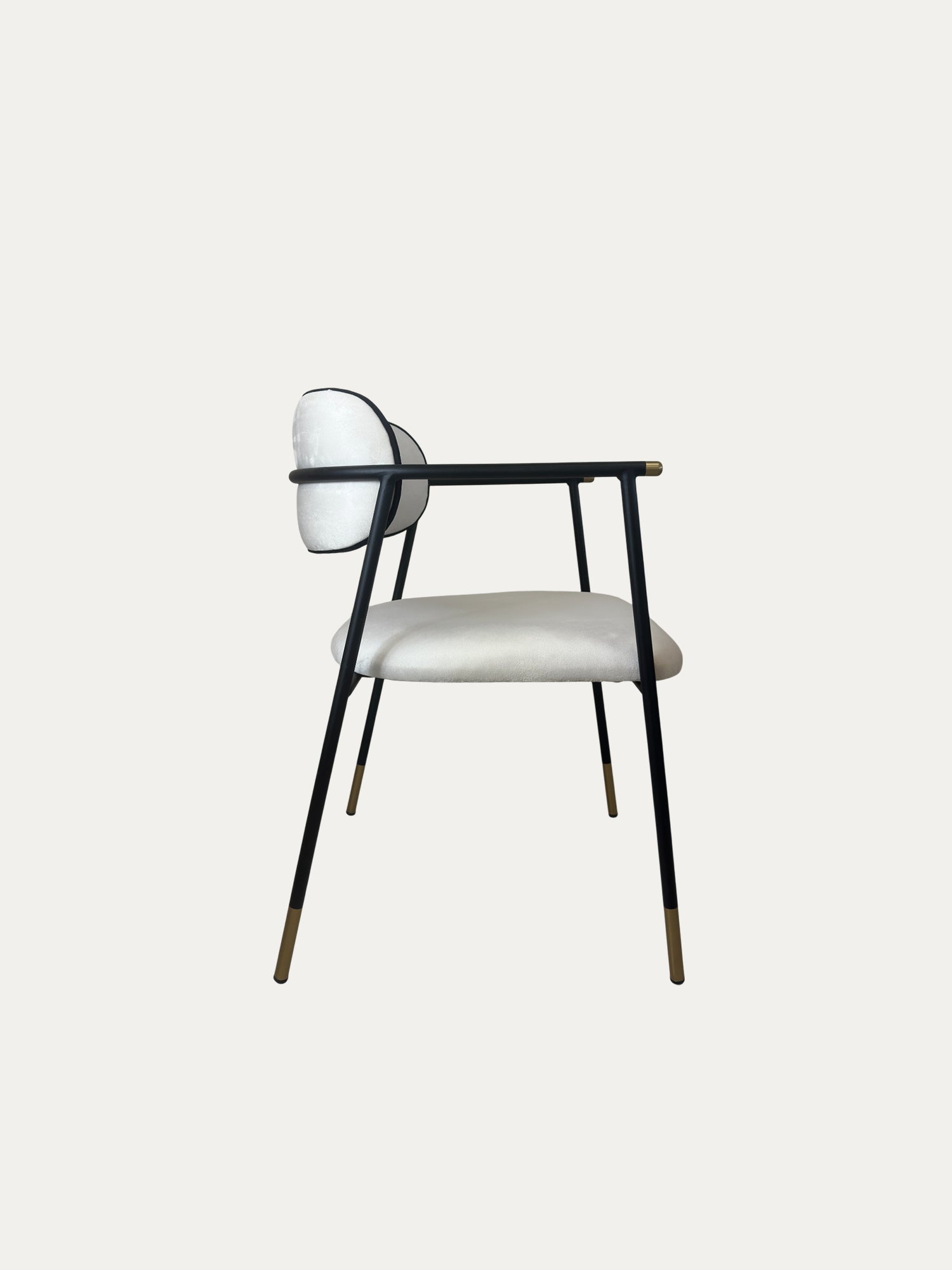 Sorel pirinç detaylı metal sandalye siyah ince metal gövde üzerine açık krem döşemeli oturum ve yuvarlak sırt tasarımıyla yan görünümde nötr arka plan üzerinde ürün fotoğrafı
