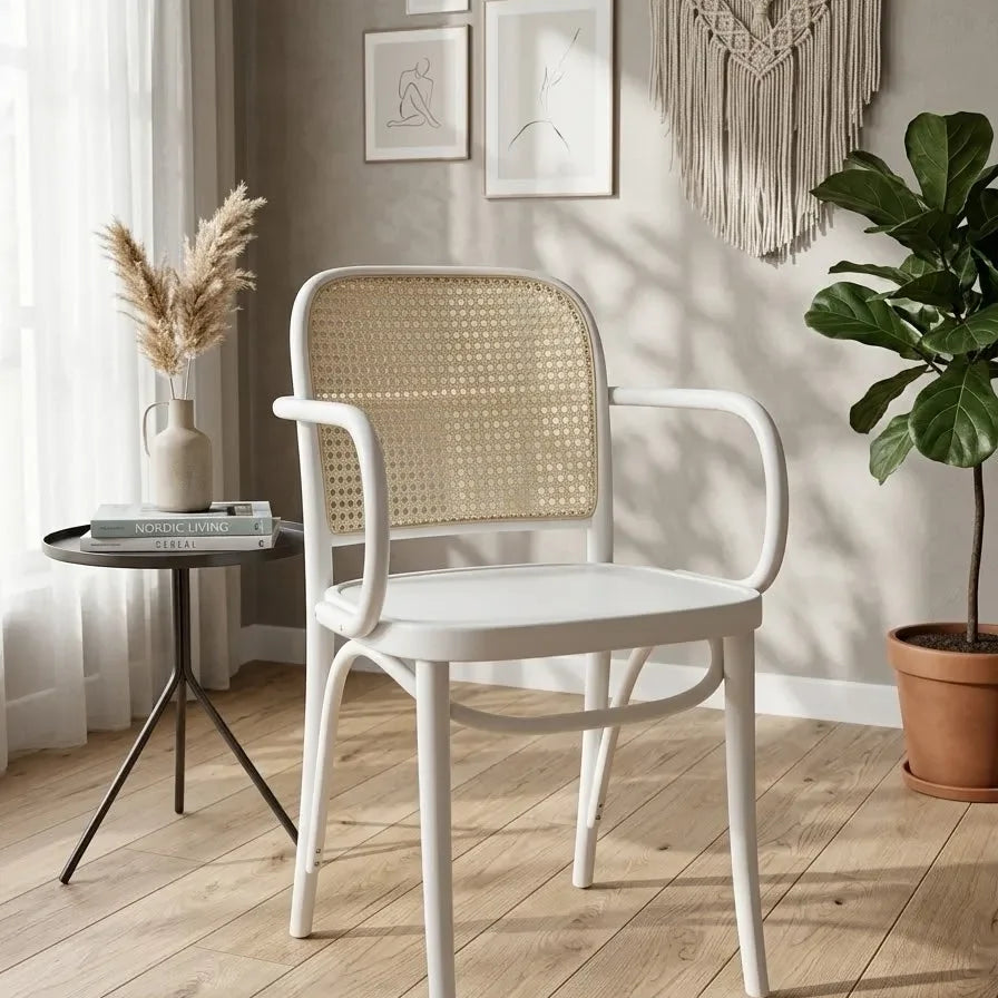 Thonet Model 811 Ahşap Oturumlu Kollu Sandalye